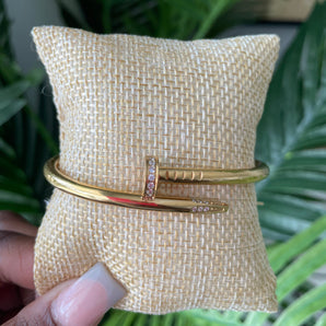 Goldenes Diamant-Nagelarmband 