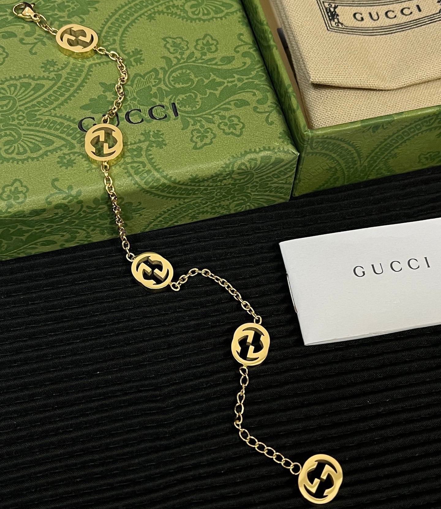 Fashionable letter G Armband