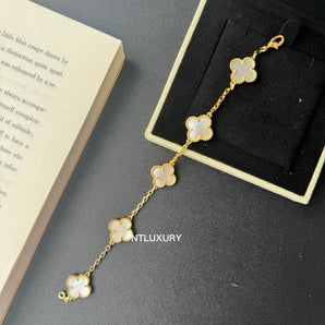 Armband „Muschelmädchen & glänzende Blätter“ (Weiß)