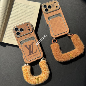 Kaffeeliebe mit Handyhülle im Taschenformat und flauschigem Streifen