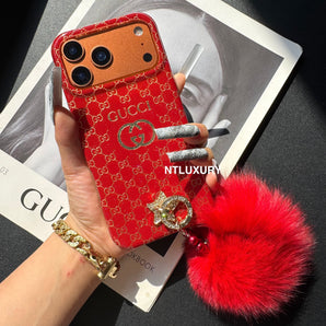 Rotes Design mit goldenem Buchstaben und Fellbommel