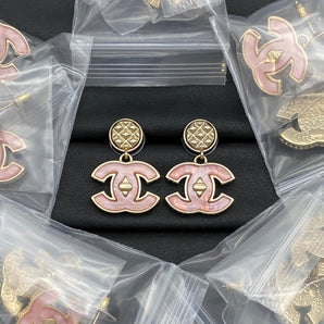 Boucles d'oreilles créoles roses en forme de C