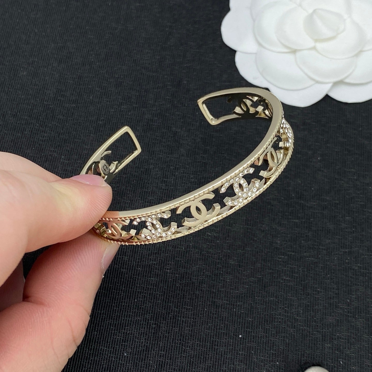 Hollow Out CC Queen Armband